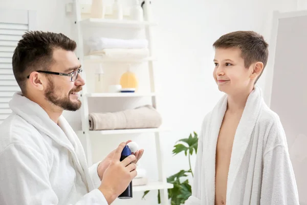 Tata uczy syna do golenia w łazience — Zdjęcie stockowe