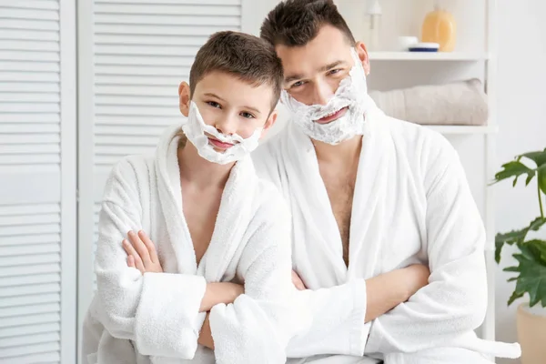 Pai ensinando seu filho a se barbear no banheiro — Fotografia de Stock