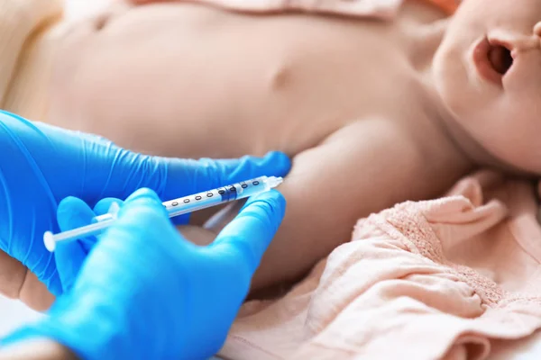 Médico vacunando al bebé en la clínica, primer plano —  Fotos de Stock