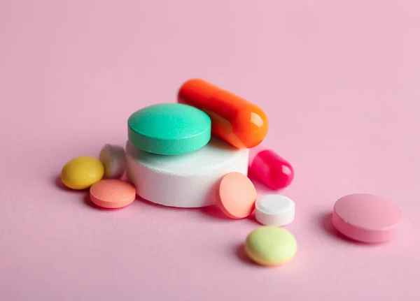 Verschiedene Pillen auf farbigem Hintergrund — Stockfoto