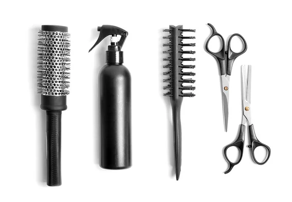 Ferramentas de cabeleireiro profissional no fundo branco — Fotografia de Stock
