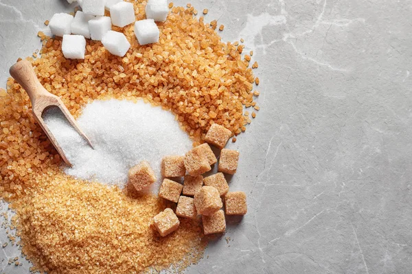 Composición con diferentes tipos de azúcar en la mesa —  Fotos de Stock