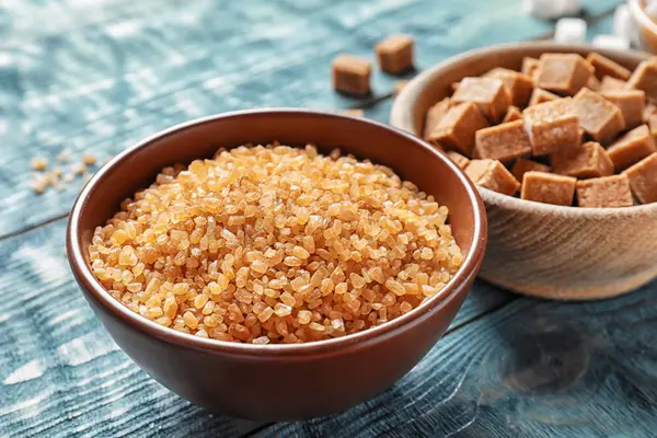 Schüssel mit braunem Zucker auf Holztisch — Stockfoto