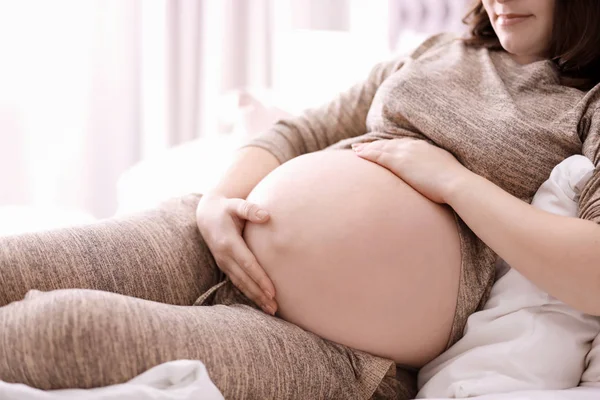 Evde yatakta yatarken genç hamile kadın — Stok fotoğraf