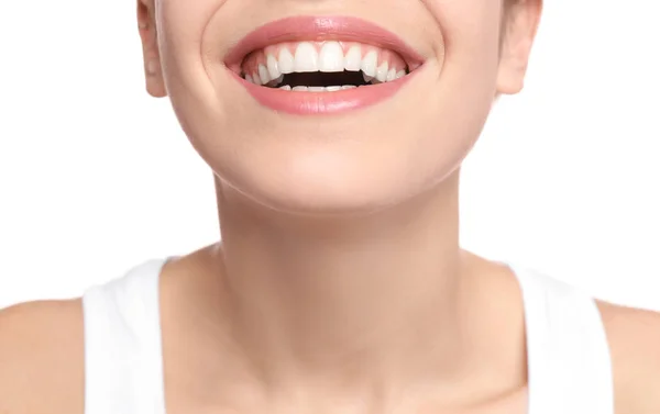 Mujer joven con hermosa sonrisa sobre fondo blanco, primer plano. Blanqueamiento dental —  Fotos de Stock