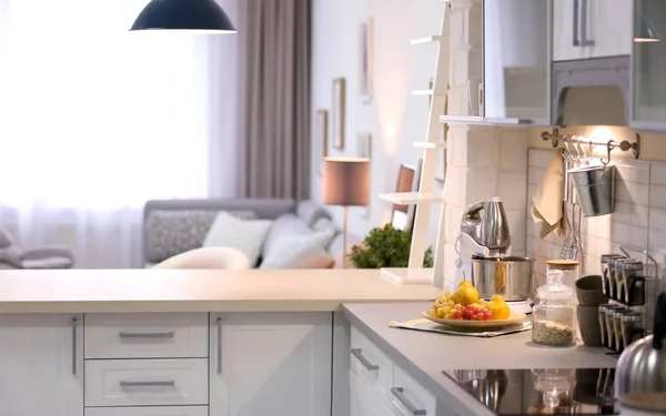 Interior de cozinha moderna em apartamento elegante — Fotografia de Stock