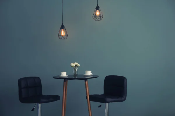 Elegante kamer interieur met kleine tafel en stoelen — Stockfoto