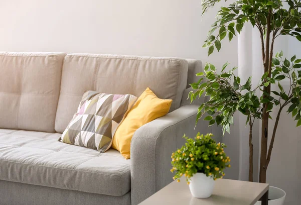 Komfortabel sofa med puter i stua – stockfoto