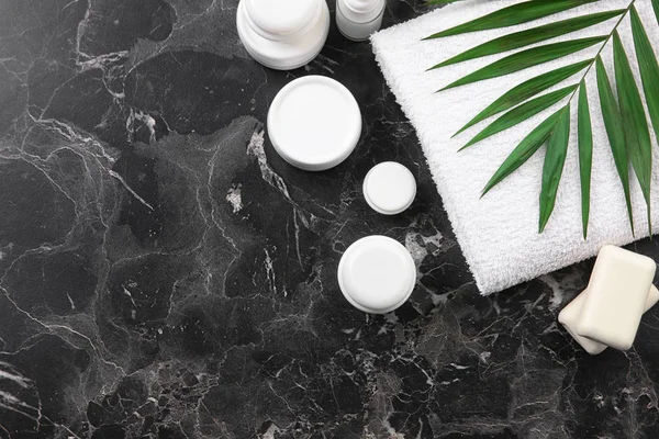 Düz kompozisyon ile vücut bakımı kozmetik gri arka plan üzerinde yatıyordu