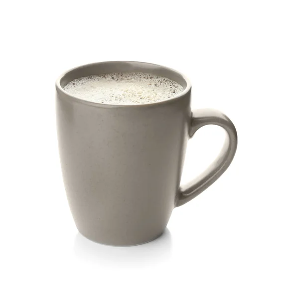 Copo com delicioso café quente no fundo branco — Fotografia de Stock