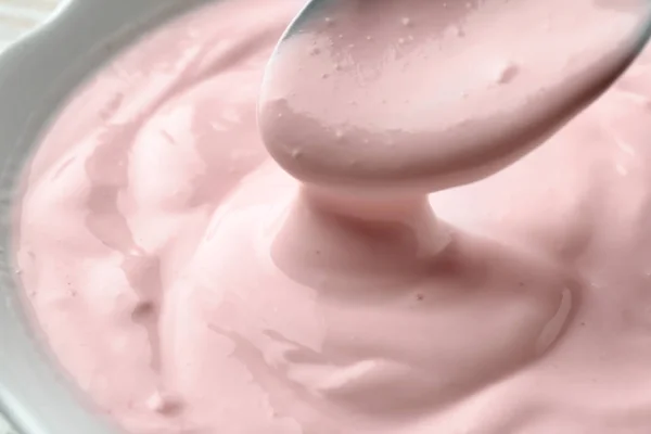 Skål och sked med läckra yoghurt, närbild — Stockfoto