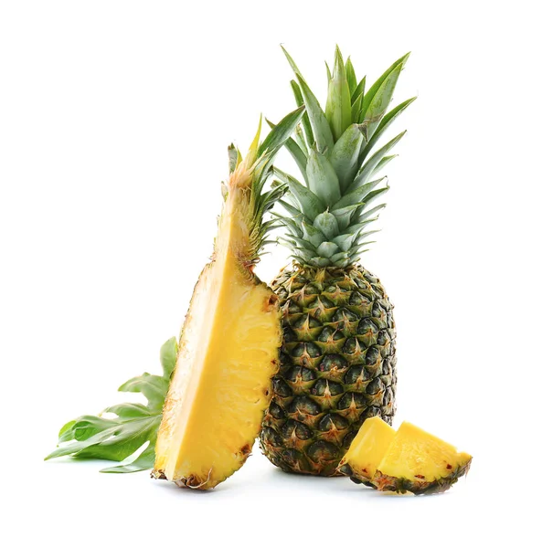Świeże ananasy na białym tle — Zdjęcie stockowe