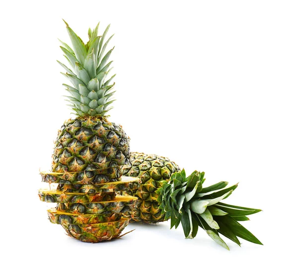 Čerstvé ananas na bílém pozadí — Stock fotografie