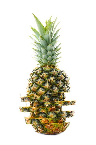 Frische Ananas auf weißem Hintergrund schneiden — Stockfoto