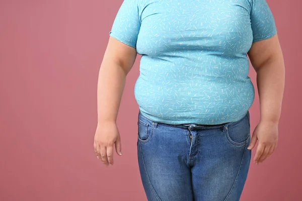 Избыточный вес женщины на фоне цвета — стоковое фото