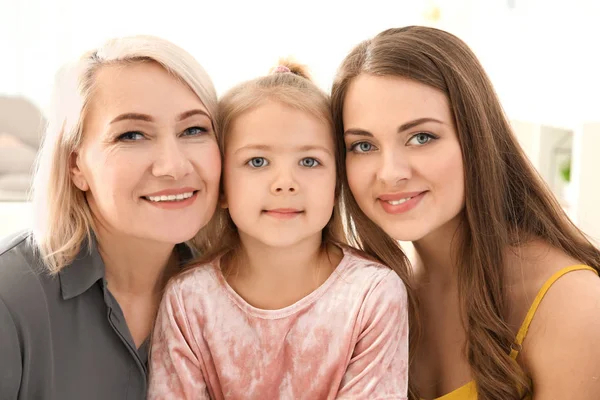 Boldog, fiatal nő, anya és lánya otthon — Stock Fotó
