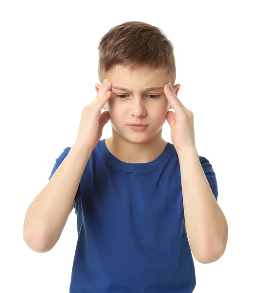 Niño que sufre de dolor de cabeza sobre fondo blanco — Foto de Stock