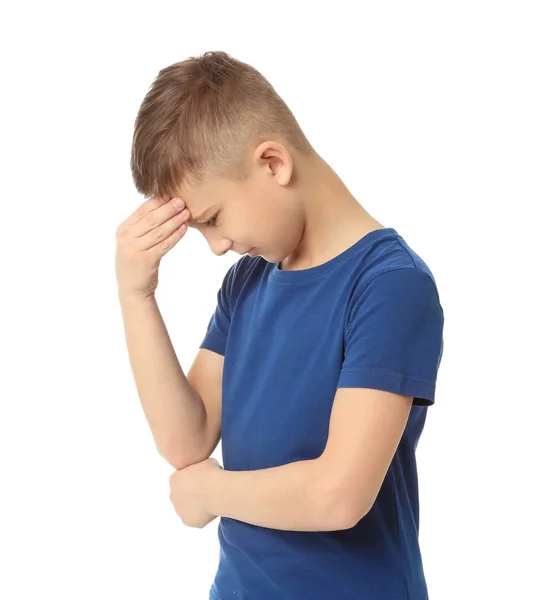 Niño que sufre de dolor de cabeza sobre fondo blanco — Foto de Stock