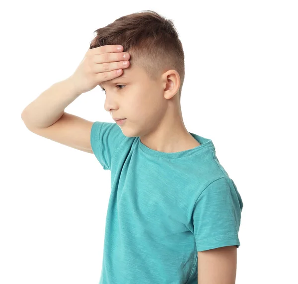Niño que sufre de dolor de cabeza sobre fondo blanco — Foto de Stock