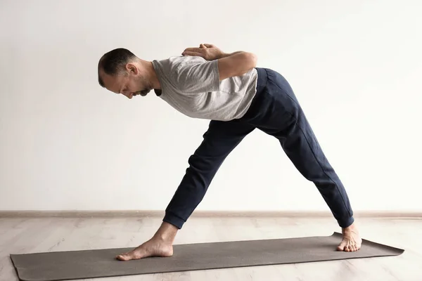 Homme sportif pratiquant le yoga à l'intérieur — Photo