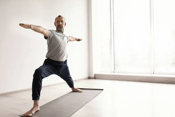 Homme sportif pratiquant le yoga à l'intérieur — Photo