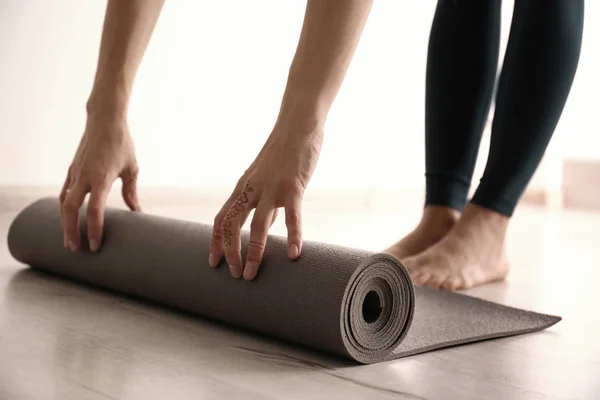 Jeune femme avec tapis de yoga à l'intérieur, gros plan — Photo