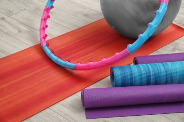 Ahşap arka plan üzerinde spor stok. Fizik Tedavi Merkezi