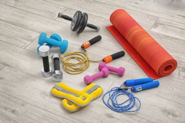 Ahşap arka plan üzerinde spor stok. Fizik Tedavi Merkezi