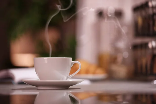 배경 흐리게에 뜨거운 커피 한잔 — 스톡 사진