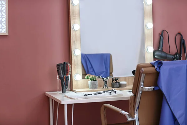 Lieu de travail du coiffeur dans le salon — Photo