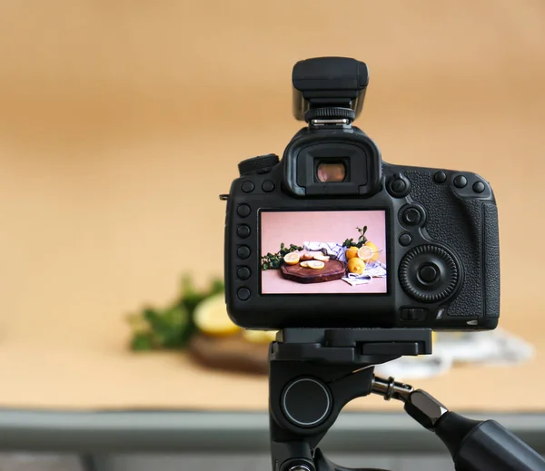 Cámara profesional con imagen de limones cortados, menta y jengibre en exhibición en el estudio. Fotografía alimentaria — Foto de Stock