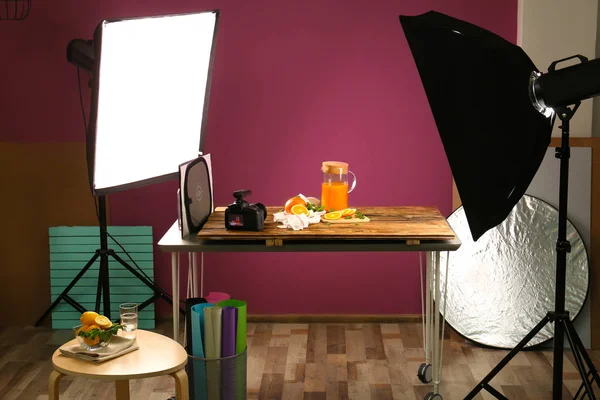 Порежьте апельсины и кувшин с соком на столе. Фотография еды — стоковое фото