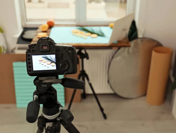 Professionele camera met foto van gesneden fruit en palm blad tentoongesteld in de studio. Food Fotografie — Stockfoto