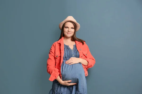 Renkli arka planda güzel hamile kadın — Stok fotoğraf