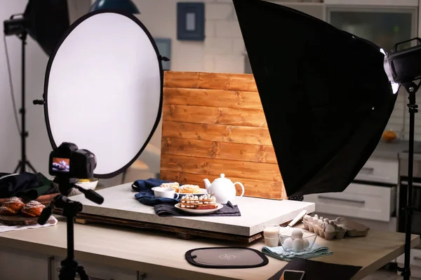 Professional camera on tripod and food composition in photo studio — Stock Photo, Image