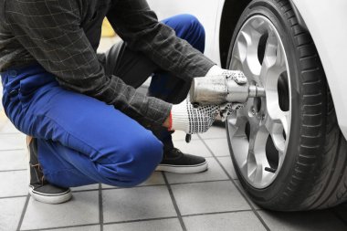 Genç makinist lastik Servisi direksiyonda değiştirme