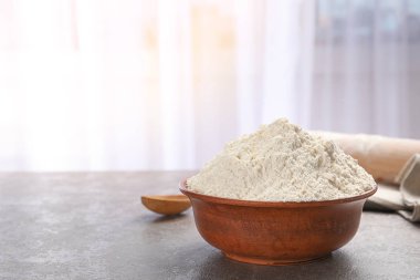 Mutfak masasında un kase