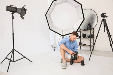 Kamera ve aydınlatma donanımları Studio profesyonel fotoğrafçı