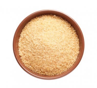 Beyaz arka plan üzerinde kahverengi şeker ile kase