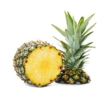 Beyaz arkaplanda taze ananas kes