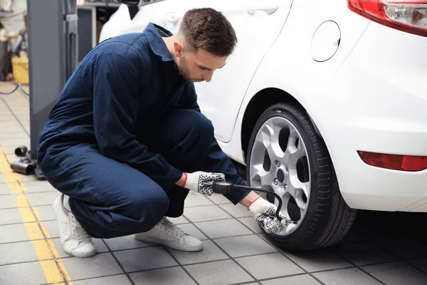 Genç makinist Servis Merkezi lastik basınç kontrol — Stok fotoğraf