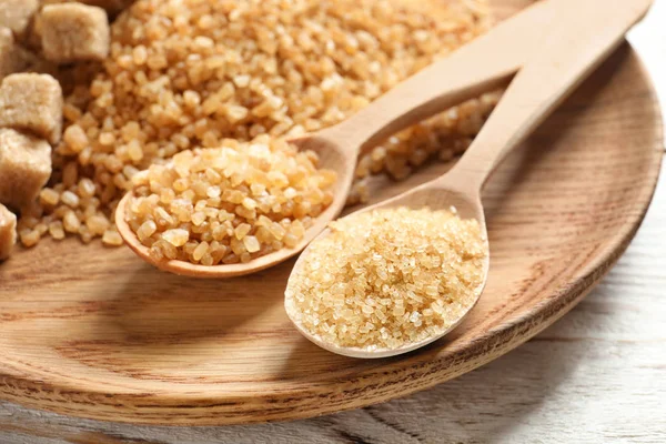 Löffel und brauner Zucker auf dem Tisch, Nahaufnahme — Stockfoto