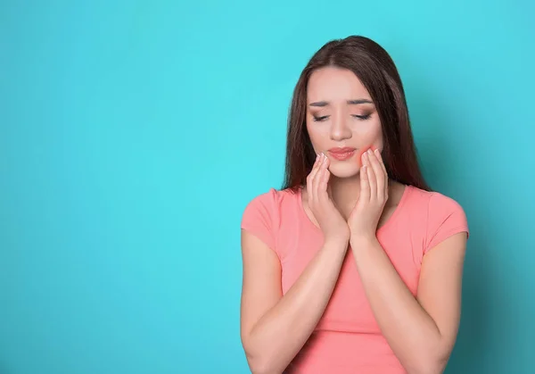 Vrouw met gevoelige tanden op kleur achtergrond — Stockfoto