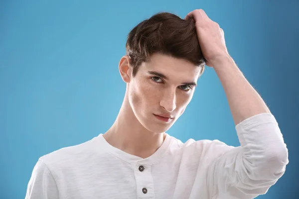 Retrato de jovem com cabelo bonito no fundo de cor — Fotografia de Stock