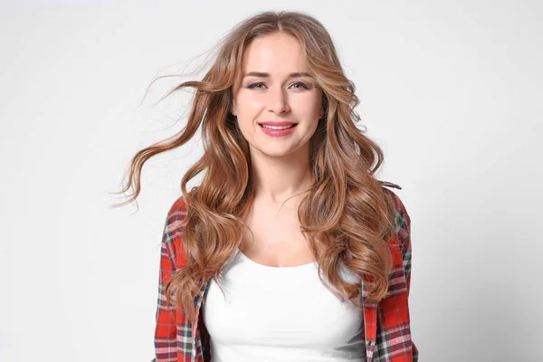 Retrato de mujer joven con pelo largo y hermoso sobre fondo claro — Foto de Stock