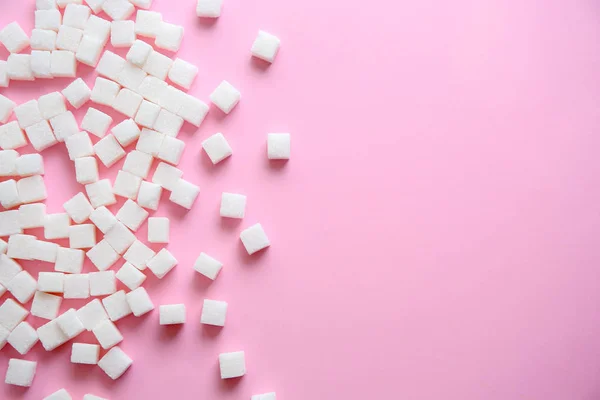 Cubos de azúcar refinados sobre fondo de color, vista superior — Foto de Stock