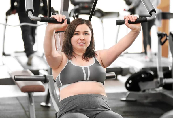 Excesso de peso mulher formação em ginásio — Fotografia de Stock
