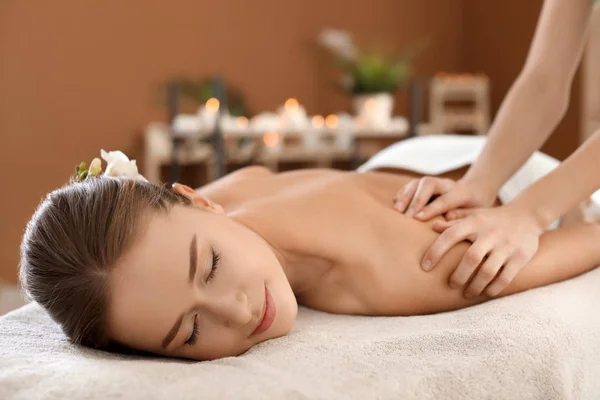 Jeune femme bénéficiant de massage dans le salon de spa — Photo