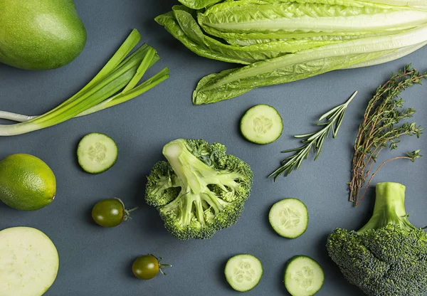 Diferentes verduras y frutas verdes sobre fondo oscuro, vista superior — Foto de Stock