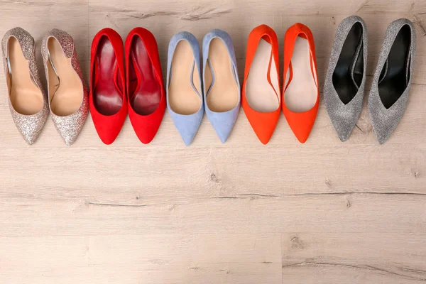 Zapatos femeninos diferentes en el suelo —  Fotos de Stock